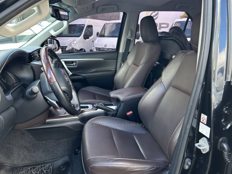 TOYOTA - HILUX SW4 - 2017/2017 - Preta - R$ 220.000,00